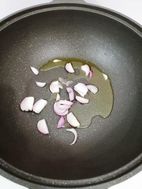 锅里加入少许的油，把葱头放入锅中