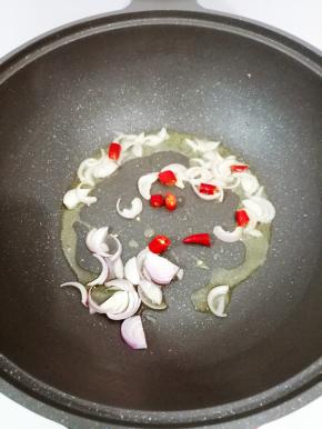 放入小米椒，炒出香味