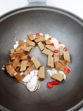 放入焯好水的鸭血翻炒片刻