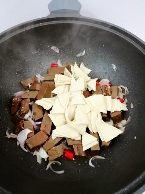 放入干豆腐，翻炒均匀