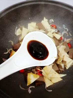 加入耗油，翻炒均匀