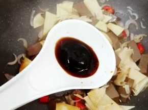 加入耗油，翻炒均匀