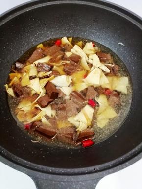 加入一碗水，大火烧开炖五分钟左右