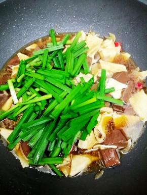 把韭菜放入大火翻炒片刻