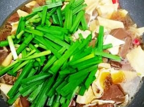 把韭菜放入大火翻炒片刻