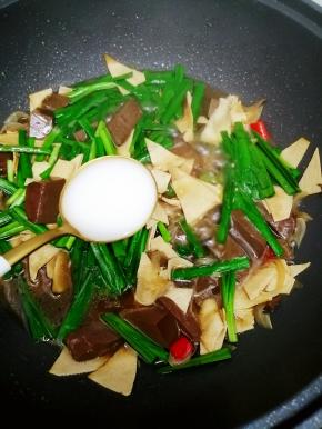 加入水淀粉和鸡精翻炒均匀即可，关火出锅