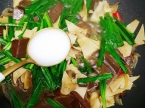 加入水淀粉和鸡精翻炒均匀即可，关火出锅
