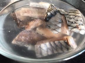 腊鱼用清水浸泡半小时