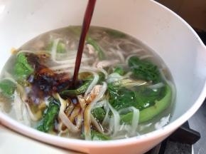 加入生抽拌匀
