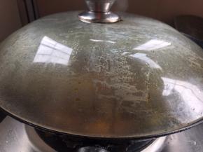 沸腾后转小火，盖上锅盖焖煮8分钟