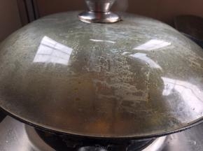 沸腾后转小火，盖上锅盖焖煮8分钟