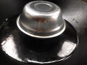 放入温水锅中，上面盖上碗或者盘子