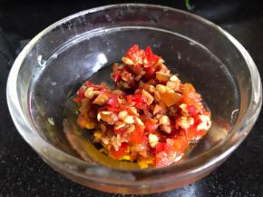 加入蒜蓉辣椒酱