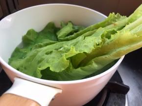 加入青菜快速拌匀，开大火