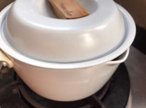 盖上锅盖小火焖煮3分钟