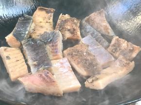 放入腊鱼，中火慢煎