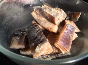 腊鱼清洗干净7沥干水分