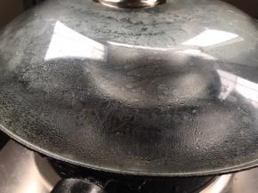 再盖上锅盖，中火