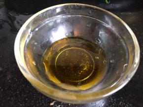 食用油放入碗中