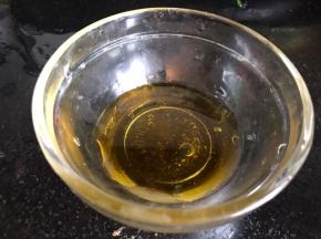 食用油放入碗中