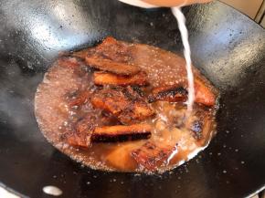 淋入淀粉水勾芡