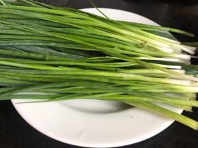 香葱摘洗干净备用