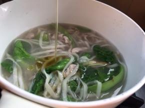 肉丝变白后加入食用油