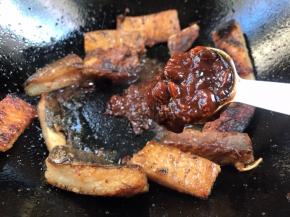 加入黄豆酱和豆瓣酱