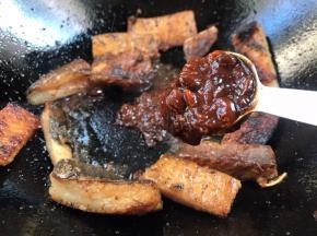加入黄豆酱和豆瓣酱