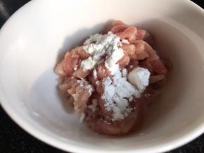 肉丝中加入料酒、淀粉搅拌均匀