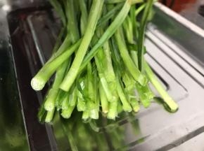 摘洗干净，切去根部