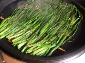 再翻面，同样刷上酱料