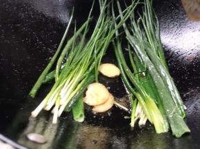 放入姜片和香葱，煎香