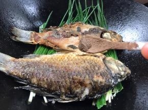 放入鲫鱼