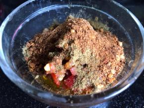 加入孜然粉和烧烤香辣粉