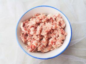 肉切末加盐生抽料酒腌5分钟，