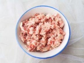 肉切末加盐生抽料酒腌5分钟，