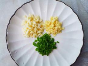 葱姜蒜切末备用。