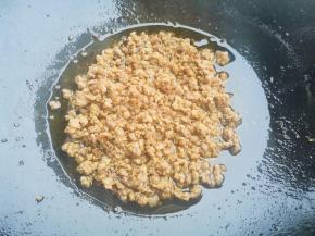 锅中热油加肉末炒至变色，