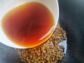 加半勺老抽和2勺生抽调味。