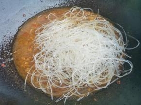 再加入一大碗清水，放入粉丝，小火煮两分钟，