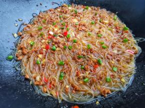 最后撒葱花出锅！