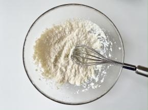 把内酯豆腐捣碎；