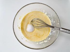 牛奶、鸡蛋和代糖混合，搅拌均匀