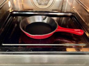 烤箱220度预热10分钟，5分钟的时候放入铸铁锅一起预热。