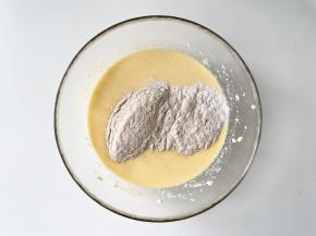 蛋奶液中加入全麦粉，混合均匀