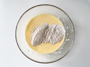蛋奶液中加入全麦粉，混合均匀