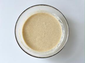 搅拌成顺滑无结块的面糊。