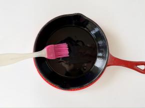 预热好的铸铁锅刷一层油防粘