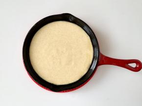 把全麦糊倒入铸铁锅里